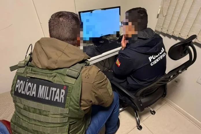 Operação mira abuso sexual infantojuvenil em Araranguá Agentes da Polícia Militar e da Polícia Científica analisam computador durante a Operação Digital Footprint, em Araranguá, contra abuso sexual infantojuvenil.