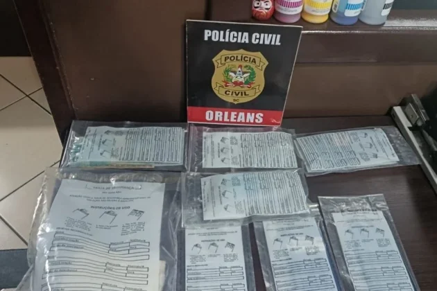 Materiais apreendidos pela Pol&iacute;cia Civil durante opera&ccedil;&atilde;o contra o tr&aacute;fico de drogas em Orleans.