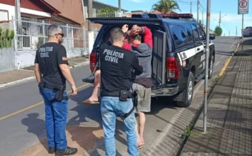 Operação prende três por tráfico de drogas em Orleans Policiais civis conduzem suspeito durante a Operação Jato Falso, que prendeu três pessoas por tráfico de drogas em Orleans.