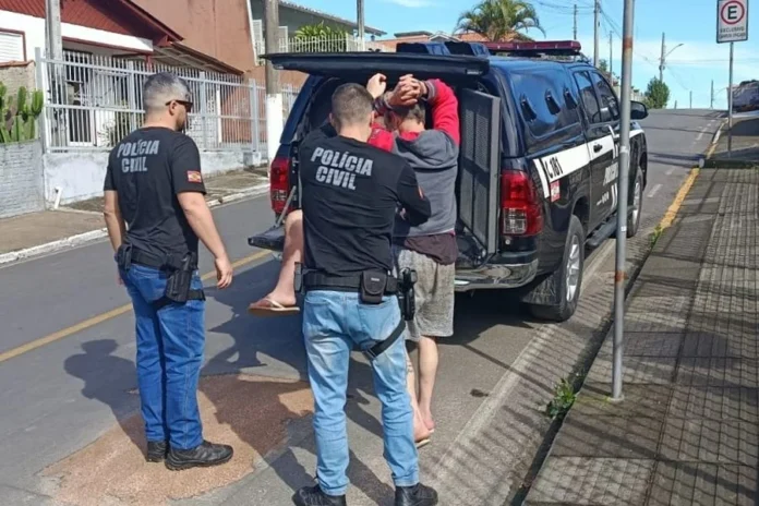 Operação prende três por tráfico de drogas em Orleans Policiais civis conduzem suspeito durante a Operação Jato Falso, que prendeu três pessoas por tráfico de drogas em Orleans.