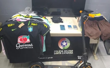 PM apreende crack e recupera itens furtados em Criciúma Objetos apreendidos pela Polícia Militar em ocorrência de tráfico de drogas e receptação no bairro Mina União, em Criciúma, incluindo roupas, celulares, televisão e patinete elétrico.