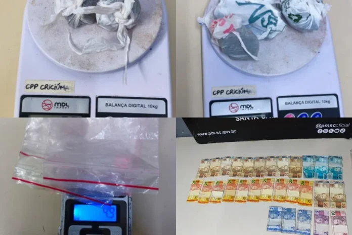 PM encontra drogas, ecstasy e R$ 1 mil com jovem em Criciúma Montagem reúne maconha, comprimidos, balanças e dinheiro apreendidos pela Polícia Militar em ocorrência de tráfico em Criciúma.