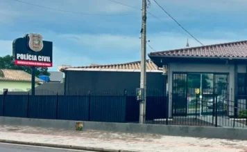 Pai é preso por suspeita de tortura em Morro da Fumaça Fachada da Delegacia de Polícia Civil de Morro da Fumaça, responsável pela investigação de suspeita de tortura contra criança.