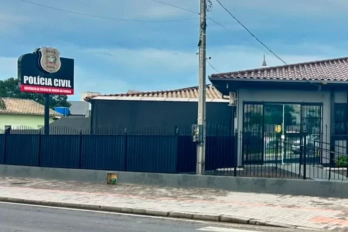 Pai é preso por suspeita de tortura em Morro da Fumaça Fachada da Delegacia de Polícia Civil de Morro da Fumaça, responsável pela investigação de suspeita de tortura contra criança.