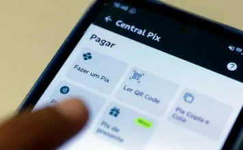 Pix chega a 20,5% das vendas em bares e restaurantes Celular exibe tela de pagamento via Pix, meio que alcançou 20,5% das vendas em bares e restaurantes no Brasil.