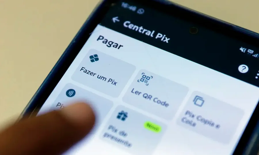 Celular exibe tela de pagamento via Pix, meio que alcançou 20,5% das vendas em bares e restaurantes no Brasil.