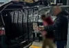 Polícia Civil prende suspeito de roubo em Criciúma Polícia Civil de Criciúma conduz suspeito até viatura após investigação de roubo, furto e receptação no bairro Vila Nova Esperança.