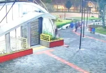 Polícia conclui que falso roubo foi briga em Criciúma Imagens de monitoramento mostram pessoas reunidas na praça em frente ao Terminal Central de Criciúma, onde uma briga com golpe de faca foi inicialmente comunicada como roubo.
