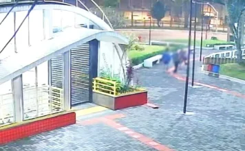 Polícia conclui que falso roubo foi briga em Criciúma Imagens de monitoramento mostram pessoas reunidas na praça em frente ao Terminal Central de Criciúma, onde uma briga com golpe de faca foi inicialmente comunicada como roubo.