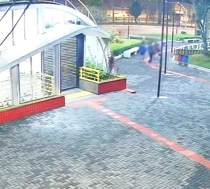 Polícia conclui que falso roubo foi briga em Criciúma Imagens de monitoramento mostram pessoas reunidas na praça em frente ao Terminal Central de Criciúma, onde uma briga com golpe de faca foi inicialmente comunicada como roubo.