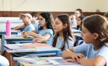 Praia Grande alcança nota 6,6 no Ideb dos anos iniciais Estudantes da rede municipal de Praia Grande em sala de aula após município alcançar nota 6,6 no Ideb 2025