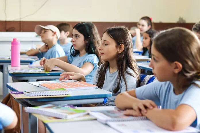 Praia Grande alcança nota 6,6 no Ideb dos anos iniciais Estudantes da rede municipal de Praia Grande em sala de aula após município alcançar nota 6,6 no Ideb 2025