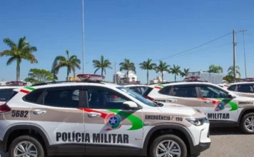 Procurado por furto é preso com crack e cocaína em Criciúma Viaturas da Polícia Militar de Santa Catarina usadas como imagem ilustrativa em ocorrência de tráfico de drogas em Criciúma.