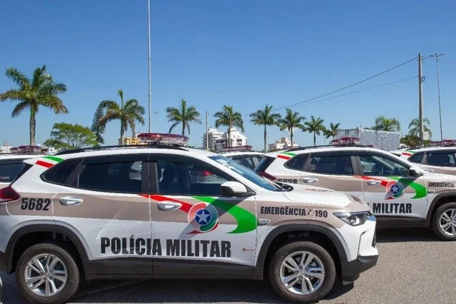 Procurado por furto é preso com crack e cocaína em Criciúma Viaturas da Polícia Militar de Santa Catarina usadas como imagem ilustrativa em ocorrência de tráfico de drogas em Criciúma.
