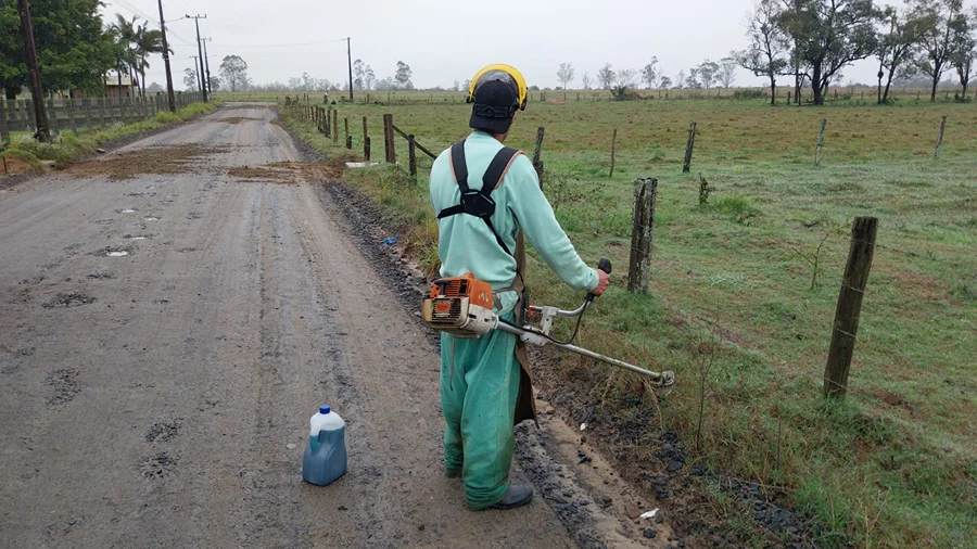 Projeto Recomeçar limpa 30 bocas de lobo em Araranguá Trabalhador realiza roçada em via do bairro Polícia Rodoviária durante ação do Projeto Recomeçar em Araranguá.