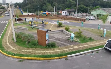 Projeto Recomeçar reforça limpeza urbana em Araranguá Projeto Recomeçar realiza serviços de limpeza urbana e manutenção de praça pública em Araranguá, com equipes atuando na capina e conservação do espaço.