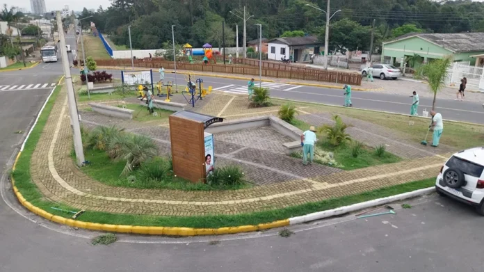 Projeto Recomeçar reforça limpeza urbana em Araranguá Projeto Recomeçar realiza serviços de limpeza urbana e manutenção de praça pública em Araranguá, com equipes atuando na capina e conservação do espaço.