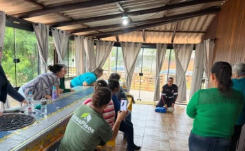 Projeto ensina primeiros socorros a mães no Arroio do Silva Profissional do SAMU demonstra técnicas de primeiros socorros às integrantes do Clube de Mães Belmar, em Balneário Arroio do Silva.