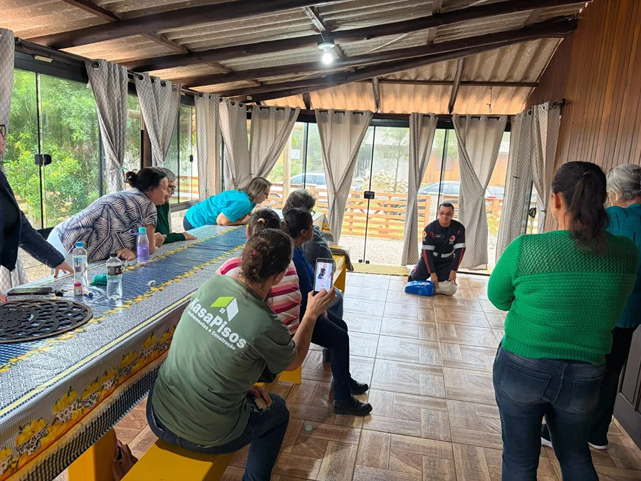 Profissional do SAMU demonstra técnicas de primeiros socorros às integrantes do Clube de Mães Belmar, em Balneário Arroio do Silva.