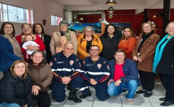 Projeto leva primeiros socorros a mães no Arroio do Silva Equipe do SAMU de Balneário Arroio do Silva participa de ação do Projeto Multiplicador com integrantes dos Clubes de Mães sobre primeiros socorros.