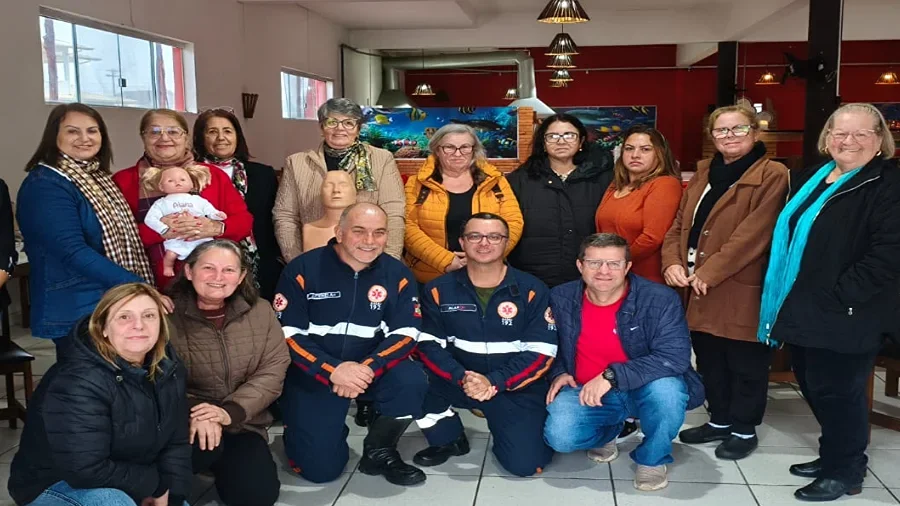 Equipe do SAMU de Balneário Arroio do Silva participa de ação do Projeto Multiplicador com integrantes dos Clubes de Mães sobre primeiros socorros.