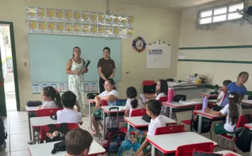 Projeto prevê prêmio por desempenho na educação de Maracajá Profissionais da educação e estudantes em sala de aula da rede municipal de ensino de Maracajá, município que prepara premiação por desempenho educacional.
