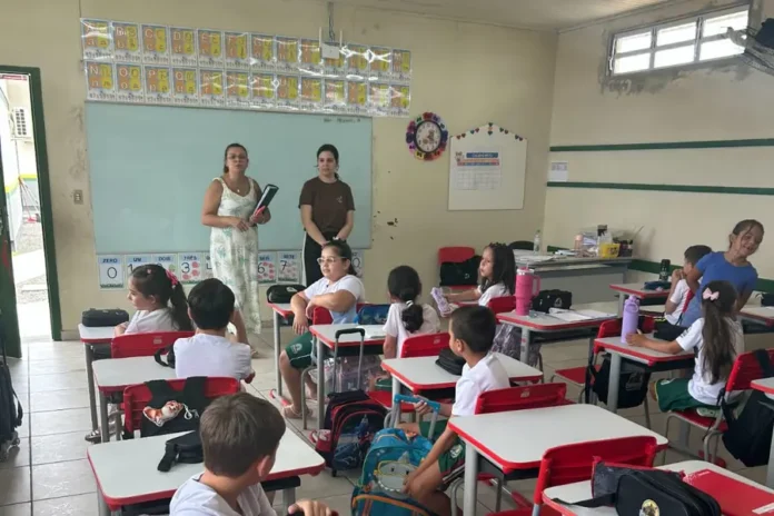 Projeto prevê prêmio por desempenho na educação de Maracajá Profissionais da educação e estudantes em sala de aula da rede municipal de ensino de Maracajá, município que prepara premiação por desempenho educacional.