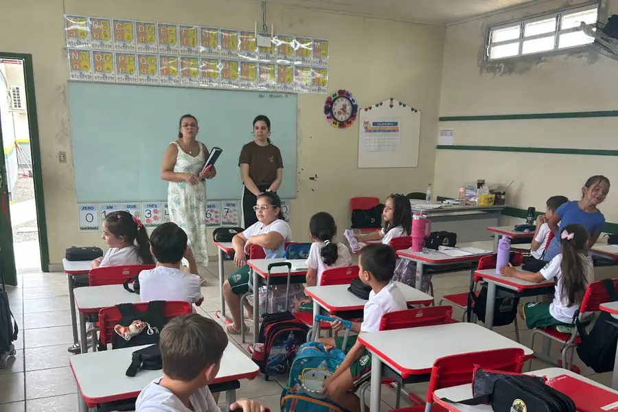 Profissionais da educação e estudantes em sala de aula da rede municipal de ensino de Maracajá, município que prepara premiação por desempenho educacional.