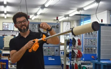 Projetos do SENAI ajudam indústria e agricultura em SC Equipamento de enxada elétrica desenvolvido no SENAI de São Miguel do Oeste para controle de plantas daninhas sem defensivos agrícolas.