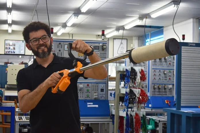 Projetos do SENAI ajudam indústria e agricultura em SC Equipamento de enxada elétrica desenvolvido no SENAI de São Miguel do Oeste para controle de plantas daninhas sem defensivos agrícolas.
