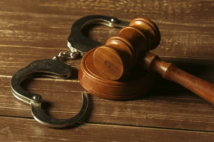 Quatro são condenados por lotes irregulares em Araranguá Martelo da Justiça e algemas ilustram condenação por venda irregular de terrenos no loteamento Residencial Ana II, em Araranguá.