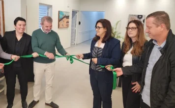 Sombrio reinaugura Lar do Idoso São José após revitalização Autoridades e representantes participam do desenlace da fita na reinauguração do Lar Beneficente do Idoso São José, em Sombrio.