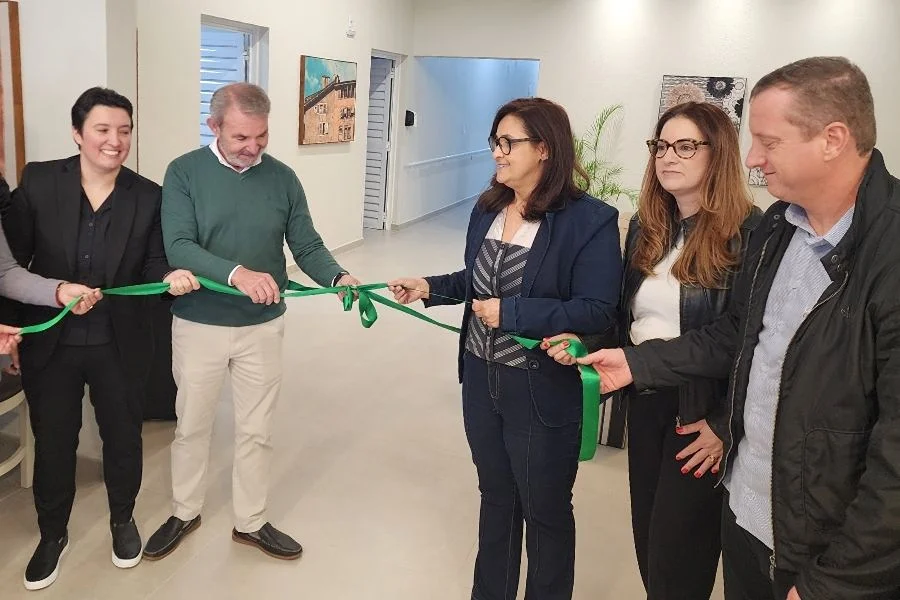Autoridades e representantes participam do desenlace da fita na reinauguração do Lar Beneficente do Idoso São José, em Sombrio.