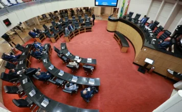 O que faz um deputado estadual? Veja a atuação na Alesc Plenário da Assembleia Legislativa de Santa Catarina (Alesc) durante sessão com deputados estaduais reunidos para atividades parlamentares.