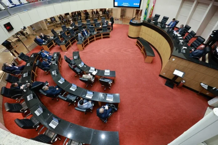 S-ORDINARIA_DC-900x600 Plenário da Assembleia Legislativa de Santa Catarina (Alesc) durante sessão com deputados estaduais reunidos para atividades parlamentares.