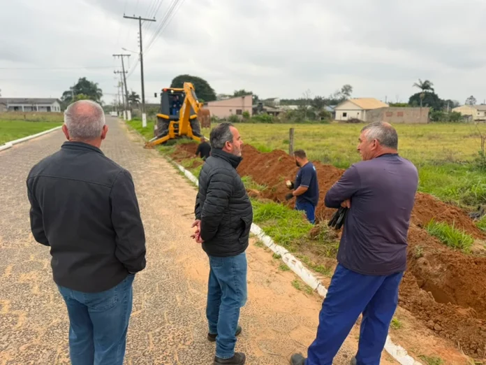 SAMAE amplia rede de água até novo parque de Araranguá Equipe do SAMAE acompanha obras de ampliação da rede de água na Sanga da Toca, em direção ao novo parque industrial de Araranguá.