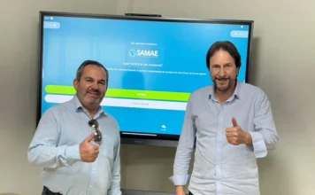 SAMAE de Araranguá lança app e amplia serviços digitais Jairo do Canto Costa, diretor-geral do SAMAE, e o prefeito Cesar Cesa apresentam o novo aplicativo do SAMAE de Araranguá diante da plataforma digital de serviços.