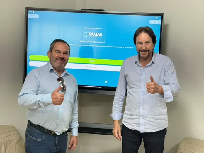 SAMAE de Araranguá lança app e amplia serviços digitais Jairo do Canto Costa, diretor-geral do SAMAE, e o prefeito Cesar Cesa apresentam o novo aplicativo do SAMAE de Araranguá diante da plataforma digital de serviços.