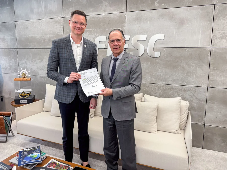 SC libera R$ 186 milhões a exportadoras afetadas Representantes da FIESC seguram documento sobre medidas de apoio às exportadoras catarinenses afetadas pelo tarifaço dos Estados Unidos.