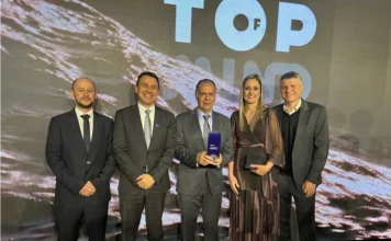 SENAI/SC é marca mais lembrada no ensino profissionalizante Representantes do SENAI/SC e da FIESC recebem prêmio Top of Mind de marca mais lembrada em ensino profissionalizante, em Florianópolis.