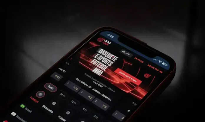 SUS oferecerá 100 mil teleatendimentos sobre apostas Celular exibe plataforma de apostas online; SUS amplia teleatendimentos em saúde mental para pessoas afetadas pelo jogo.