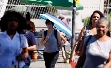 Salário mínimo pode subir a R$ 1.741 em 2027, diz governo Pedestres caminham em área urbana enquanto governo projeta salário mínimo de R$ 1.741 para 2027.