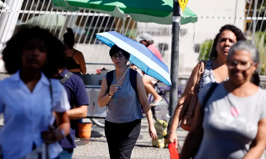 Pedestres caminham em área urbana enquanto governo projeta salário mínimo de R$ 1.741 para 2027.