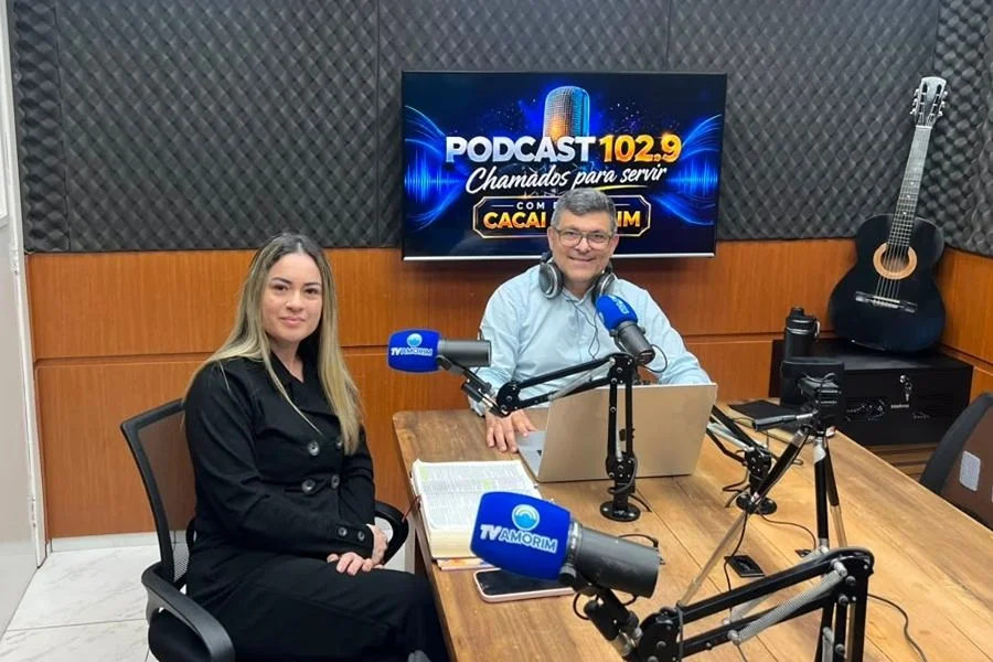 Samai Pedroso participa do podcast Chamados para Servir, da Rádio 102.9, ao lado do apresentador Cacai Amorim, em entrevista sobre fé, propósito e recomeços em Sombrio.