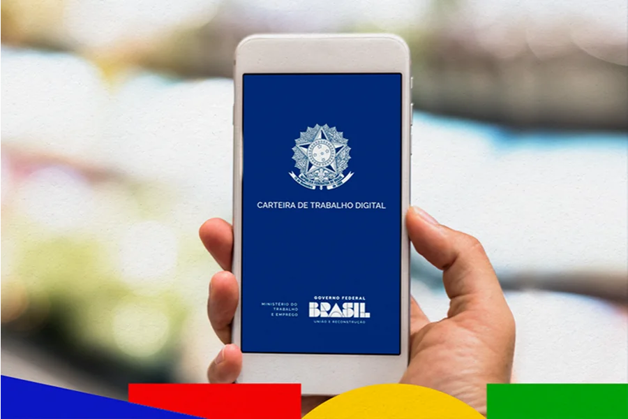 Santa Catarina perde 248 vagas formais no mês de julho Mão segura celular com aplicativo da Carteira de Trabalho Digital, símbolo do emprego formal em Santa Catarina acompanhado pelos dados do Caged.