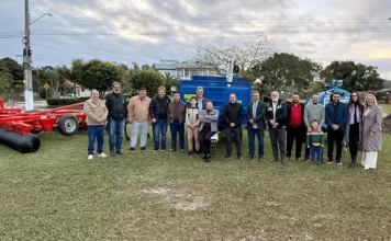 Santa Rosa do Sul recebe carro novo e máquinas agrícolas Autoridades e representantes da Agrisul durante a entrega de implementos agrícolas em Santa Rosa do Sul.