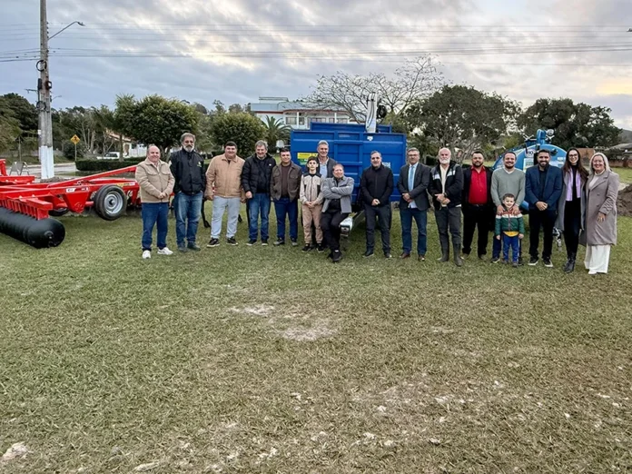 Santa Rosa do Sul recebe carro novo e máquinas agrícolas Autoridades e representantes da Agrisul durante a entrega de implementos agrícolas em Santa Rosa do Sul.