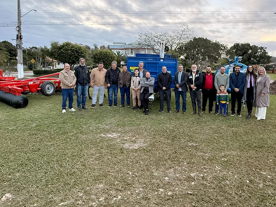 Autoridades e representantes da Agrisul durante a entrega de implementos agrícolas em Santa Rosa do Sul.