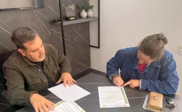 Santa Rosa do Sul renova apoio a produtores de frutas Prefeito Almides Roberg da Rosa acompanha assinatura de convênio com a Apromapy em Santa Rosa do Sul para apoiar produtores de maracujá e pitaya.