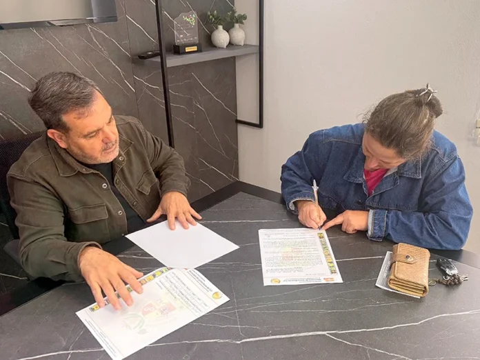 Santa Rosa do Sul renova apoio a produtores de frutas Prefeito Almides Roberg da Rosa acompanha assinatura de convênio com a Apromapy em Santa Rosa do Sul para apoiar produtores de maracujá e pitaya.
